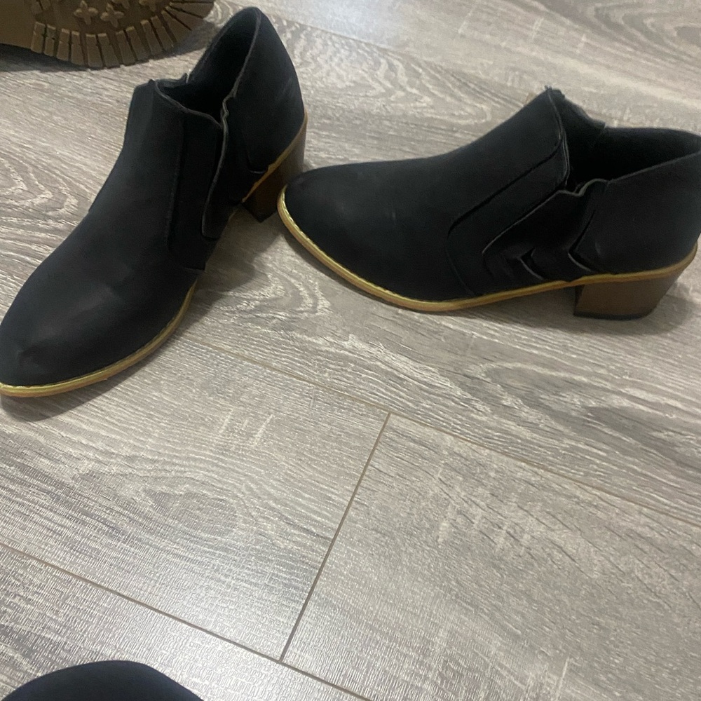 Ankle boots
Size: 7
Black
Never been worn
